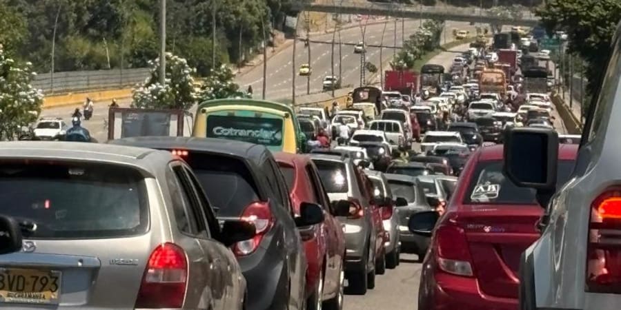 Caos vial se toma a Bucaramanga: cierres por la Feria Bonita desatan desesperación entre conductores