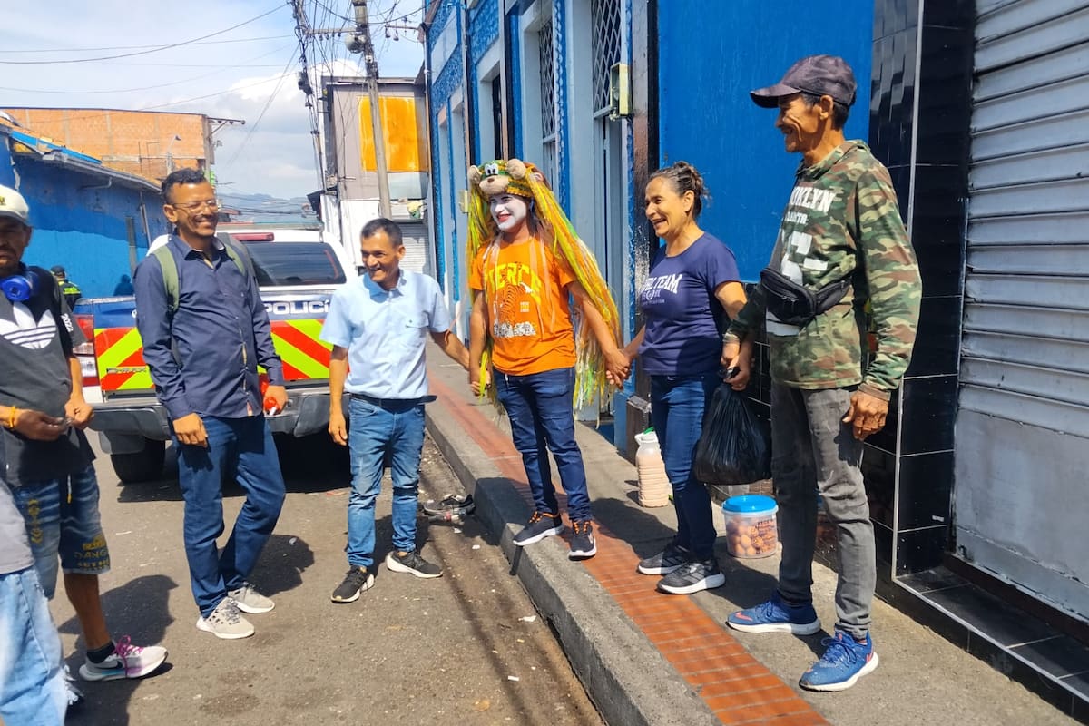 Brigada solidaria reunió a líderes sociales, Policía y tipógrafos en favor de los habitantes en situación de calle.