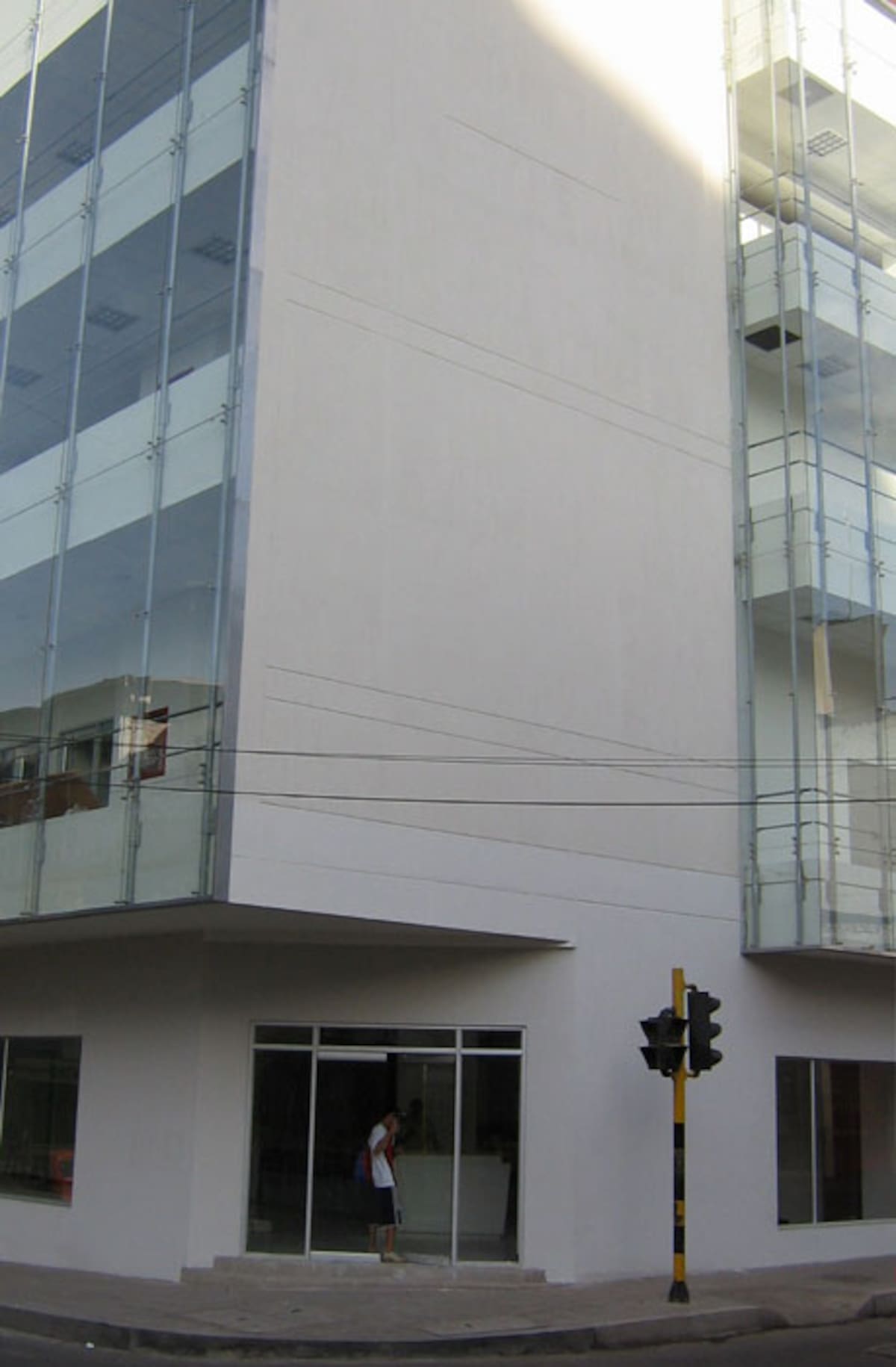 Imagen que da cuenta de cómo comenzó el proceso de cambio en esta esquina de la calle 36 con carrera 18, cuando apenas se iba a adecuar una empresa de telefonía móvil en la zona.