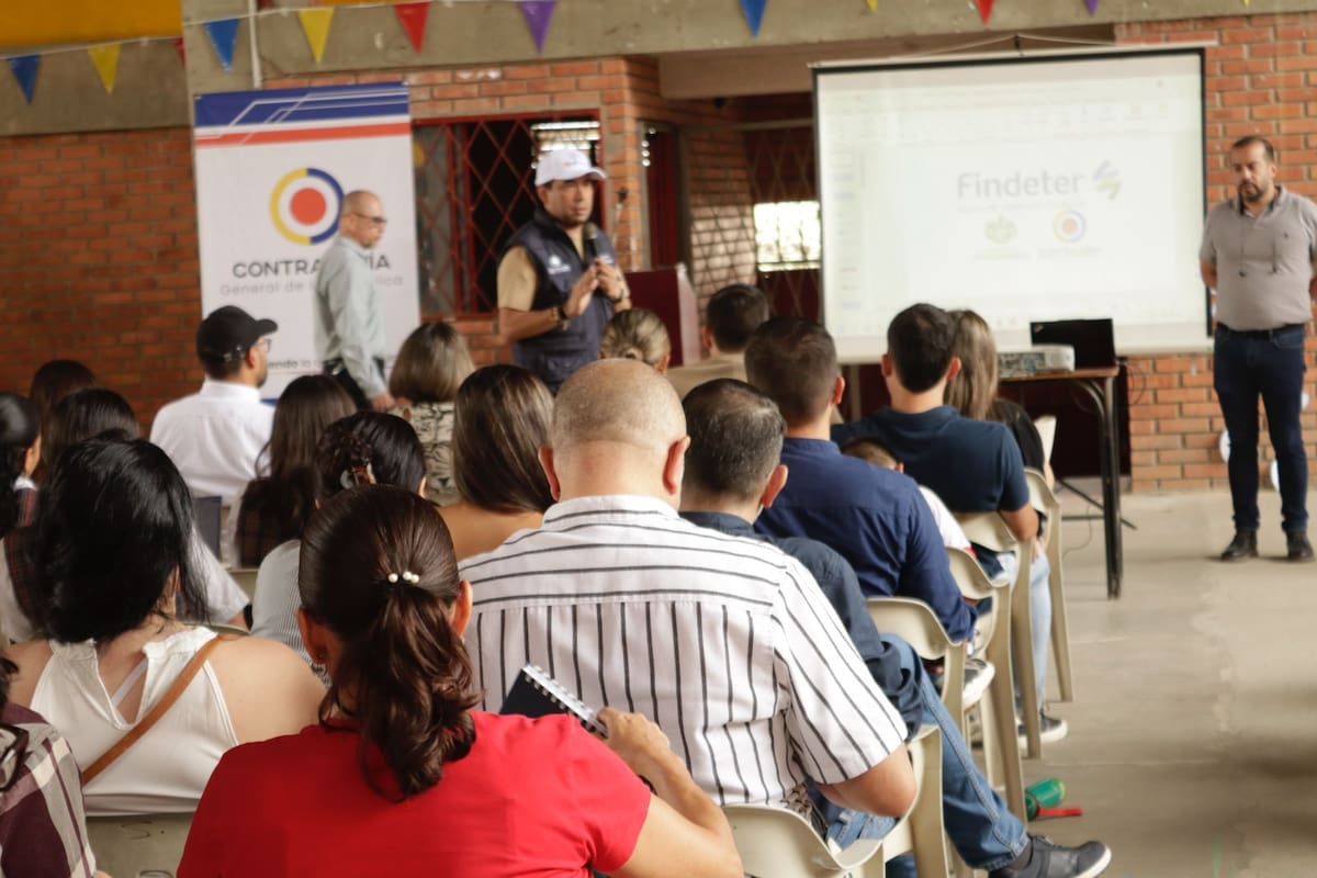 La Contraloría General de la República se trasladó a Bucaramanga e instauró, en el colegio Santander, una mesa de seguimiento a las obras de remodelación de este plantel, así como las ejecuciones en el Inem y el Tecnológico. (Foto: Marco Valencia / VANGUARDIA)