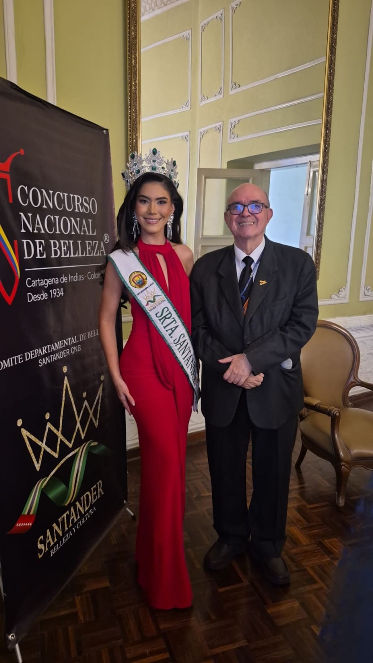 Kelly Carrillo Díaz, nueva Señorita Santander, junto al reconocido notario Héctor Elías Ariza Velasco.