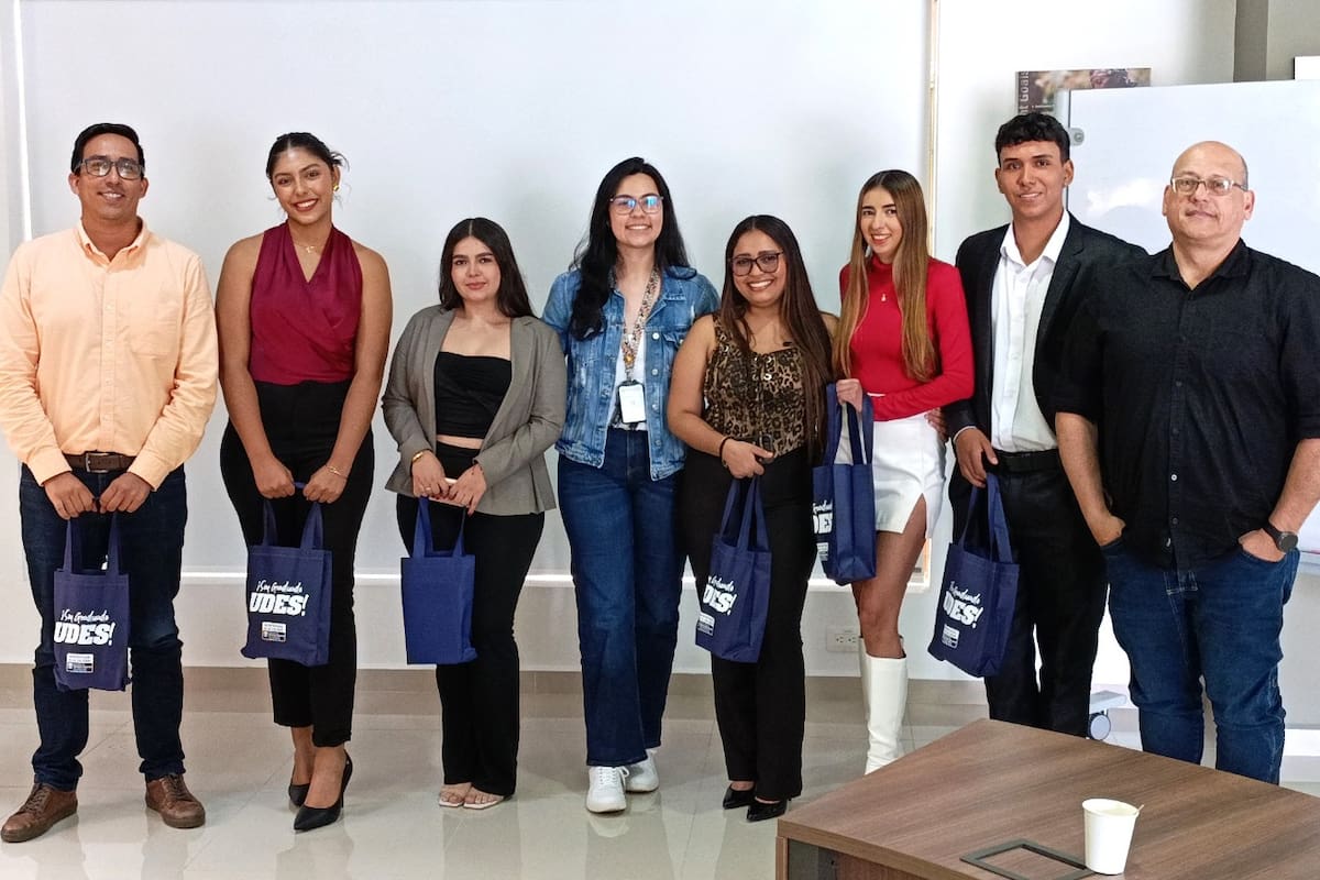 El programa de Comunicación Social y Periodismo, de la Universidad de Santander (UDES), realizó la socialización de prácticas profesionales de los estudiantes del semestre 2025-B en el campus Lagos del Cacique. En la foto: Oscar Alirio Rodríguez, coordinador de prácticas; Rosa Picón, María Isabel López; Katherine Paredes, profesional de apoyo a graduados; Valentina Sofán, Julieth Gaona, Juan Sebastián Villafany y Carlos Alberto Durán, director del programa. (Foto: Suministrada / Mauricio Navarro / VANGUARDIA)