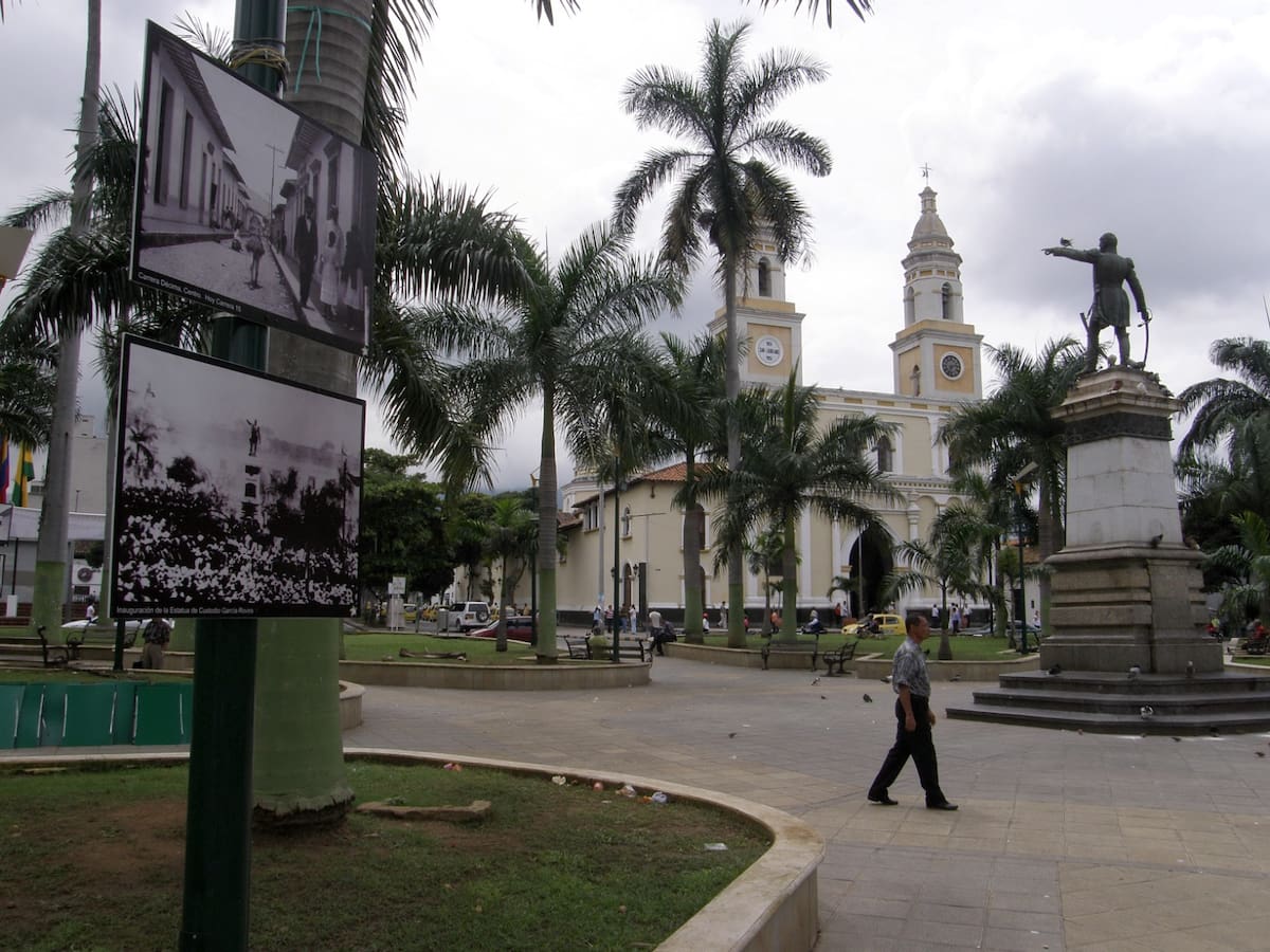 Un bello contraste entre el ayer y el hoy: a la izquierda, una imagen histórica del Parque García Rovira; a la derecha, el mismo lugar, testigo del paso del tiempo y conservado en la memoria de la ciudad. (Foto: Franz Rey / VANGUARDIA)