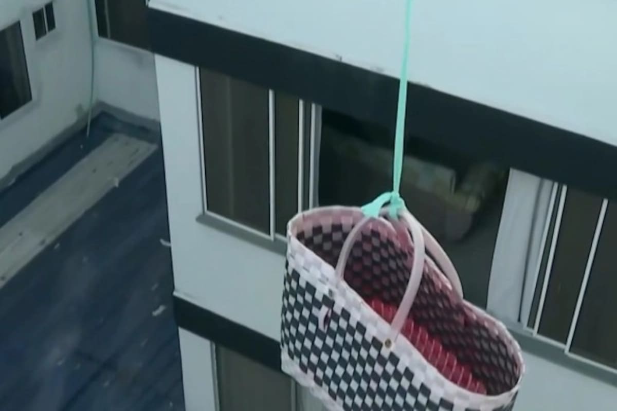 Un canasto, dos abuelos y una decisión que cambió la singular regla de un edificio sin ascensor en Bucaramanga.