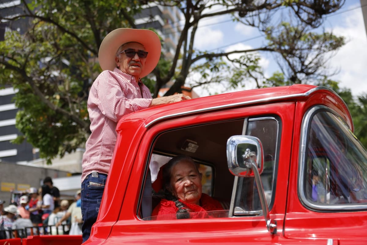 Bucaramanga se convierte en museo sobre ruedas: más de 200 autos clásicos desfilan a esta hora evocando décadas de historia y tradición. (Foto: Marco Valencia / VANGUARDIA)