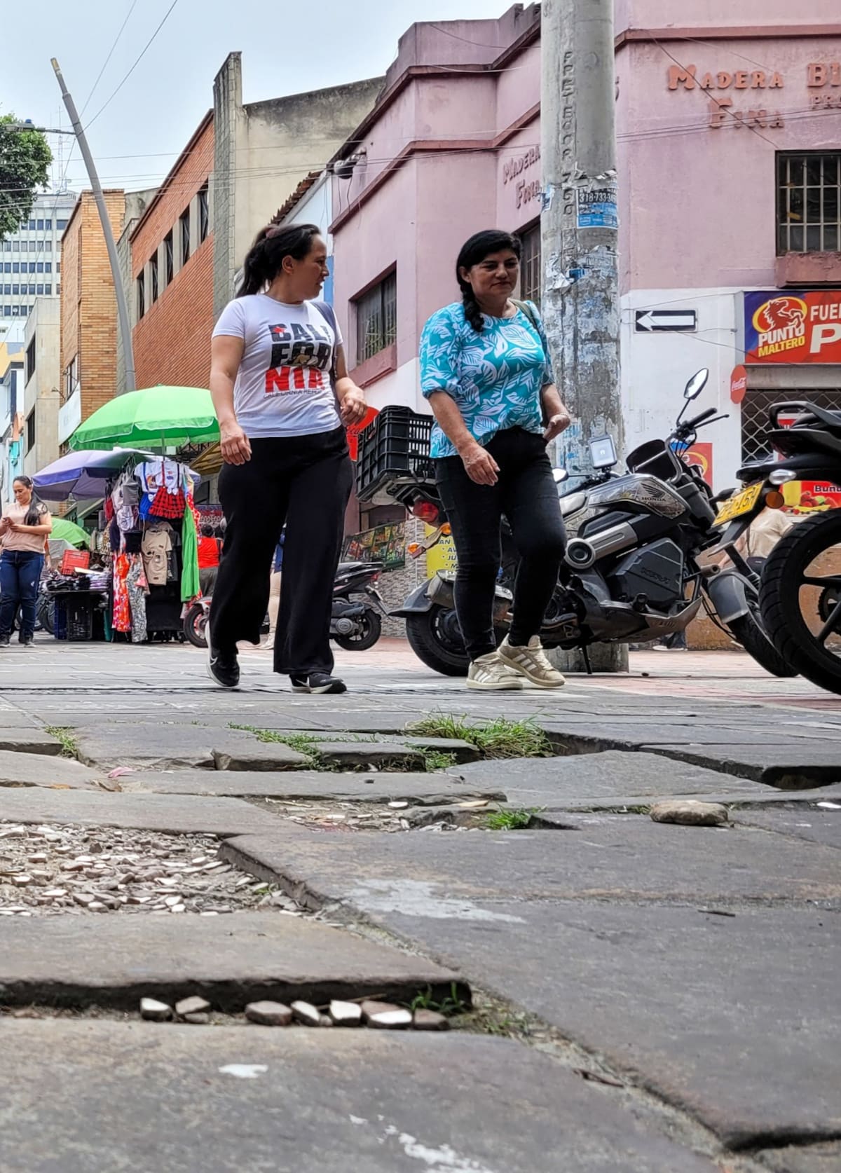 Las denominadas ‘trampas urbanas’ representan riesgos cotidianos para los peatones y evidencian el abandono del espacio público en Bucaramanga. (Foto: Franz Rey / VANGUARDIA)