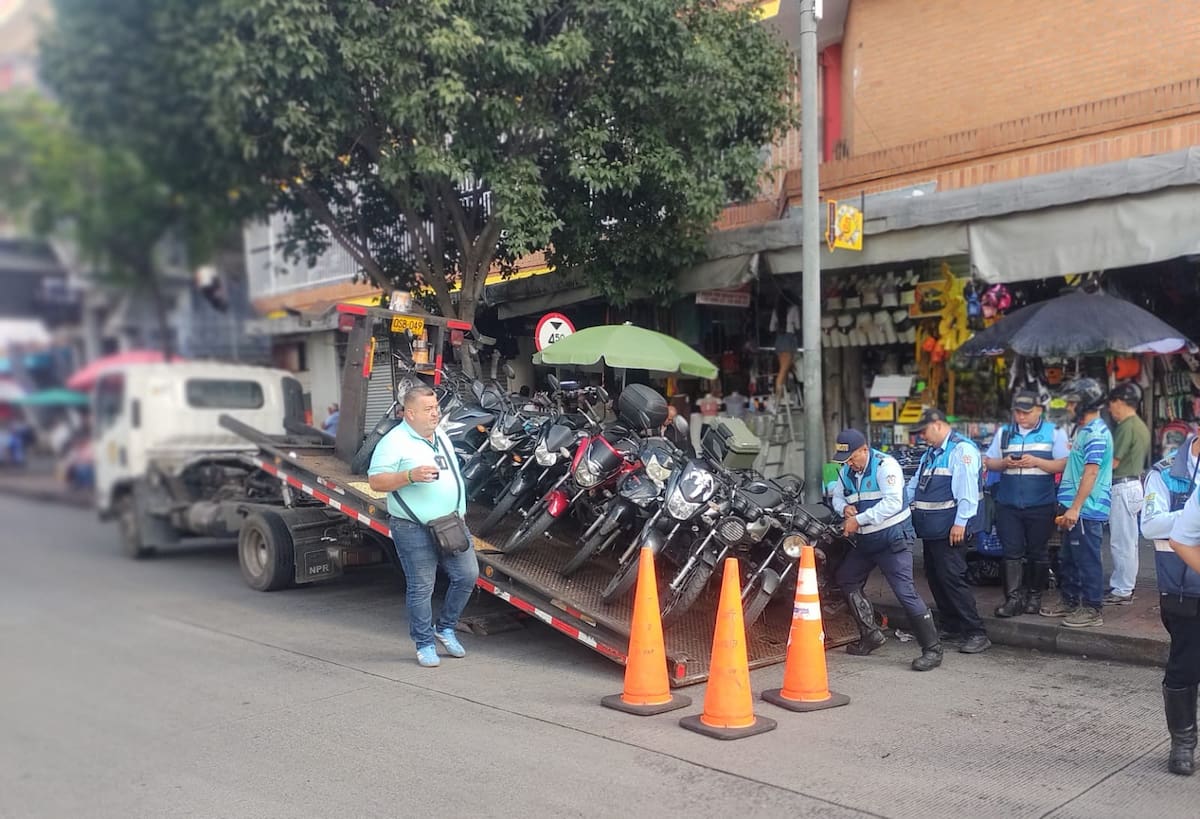 Operativos de Tránsito a lo largo de la carrera 15 de Bucaramanga. (Foto: Euclides Kilô Ardila / VANGUARDIA)
