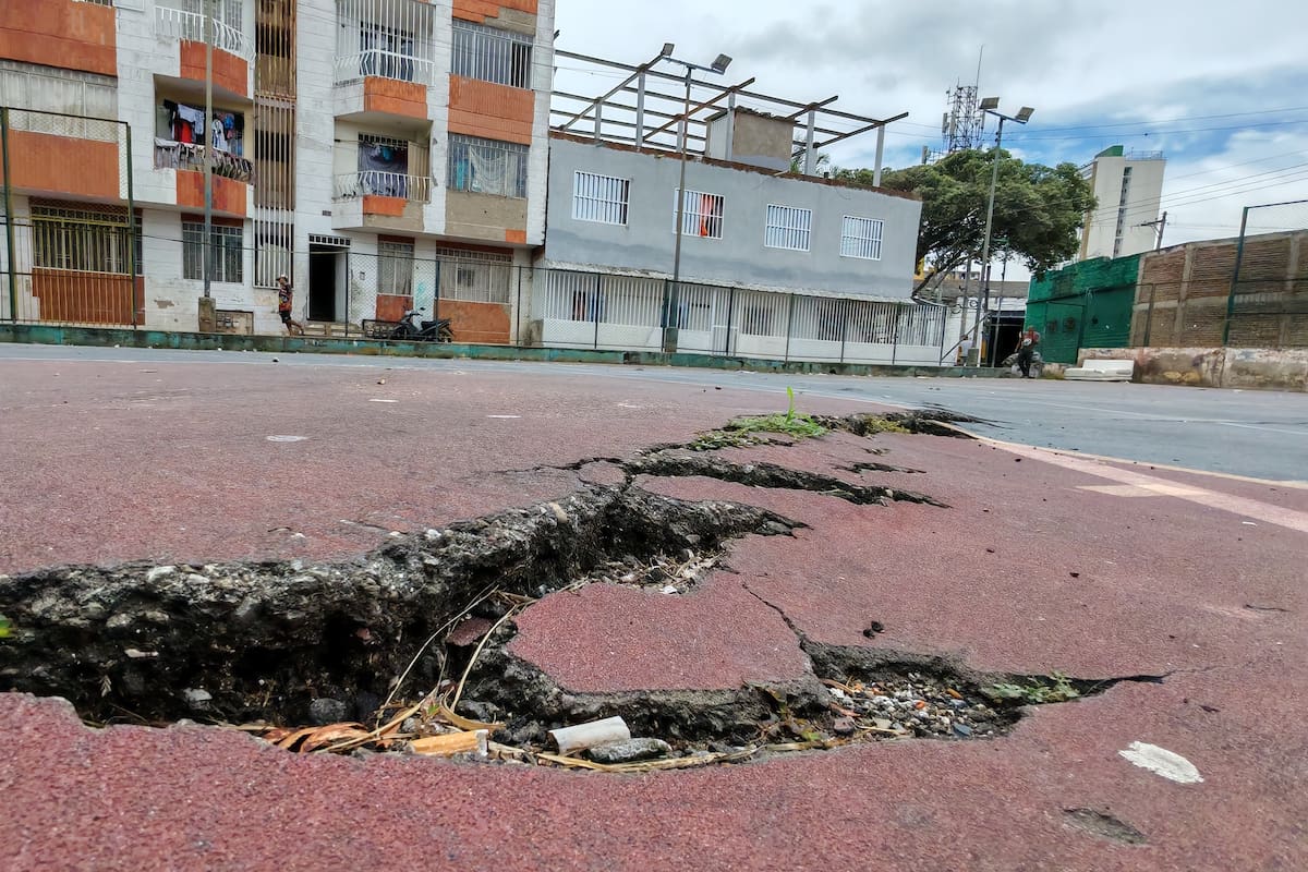 Tremenda grieta en la cancha de microfútbol del barrio 23 de Junio, al occidente de Bucaramanga. (Foto: Marco Valencia / VANGUARDIA)