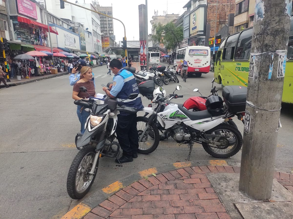 Motociclistas lideran infracciones en carril exclusivo de Metrolínea. (Foto: Euclides Kilô Ardila / VANGUARDIA)