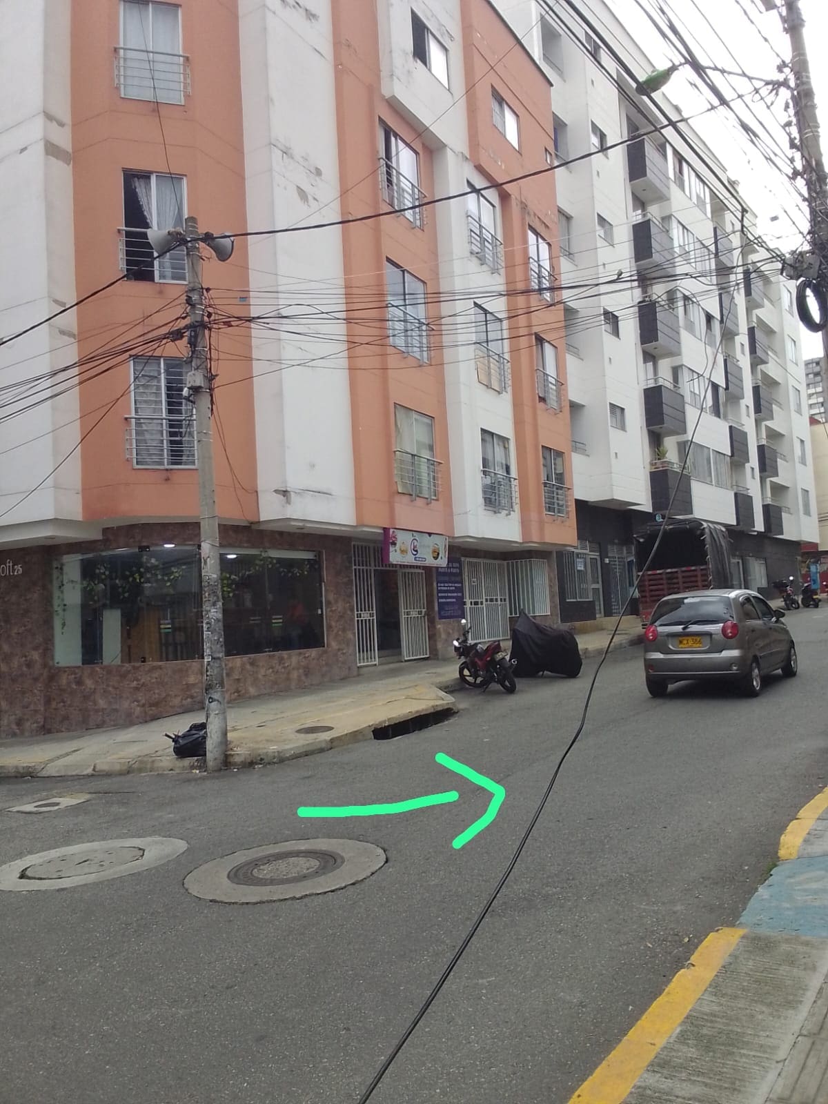 Los cables sueltos son de redes de servicios públicos. (Foto suministrada / VANGUARDIA)