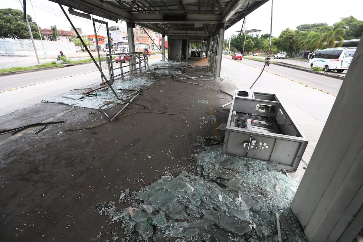 Los delincuentes destruyen las estaciones de Metrolínea todos los días; esta vez, la afectada fue la de Provenza. (Foto: Jaime Moreno / VANGUARDIA)