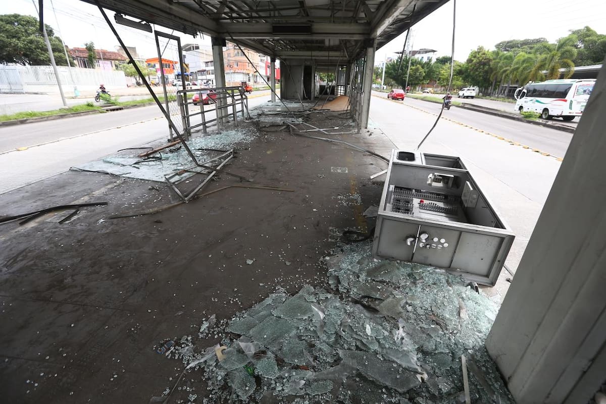 Los delincuentes destruyen las estaciones de Metrolínea todos los días; esta vez, la afectada fue la de Provenza. (Foto: Jaime Moreno / VANGUARDIA)