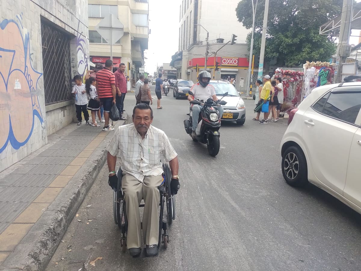 Para una persona en situación de discapacidad es realmente difícil movilizarse por las calles de Bucaramanga. (Foto: Euclides Kilô Ardila / VANGUARDIA)