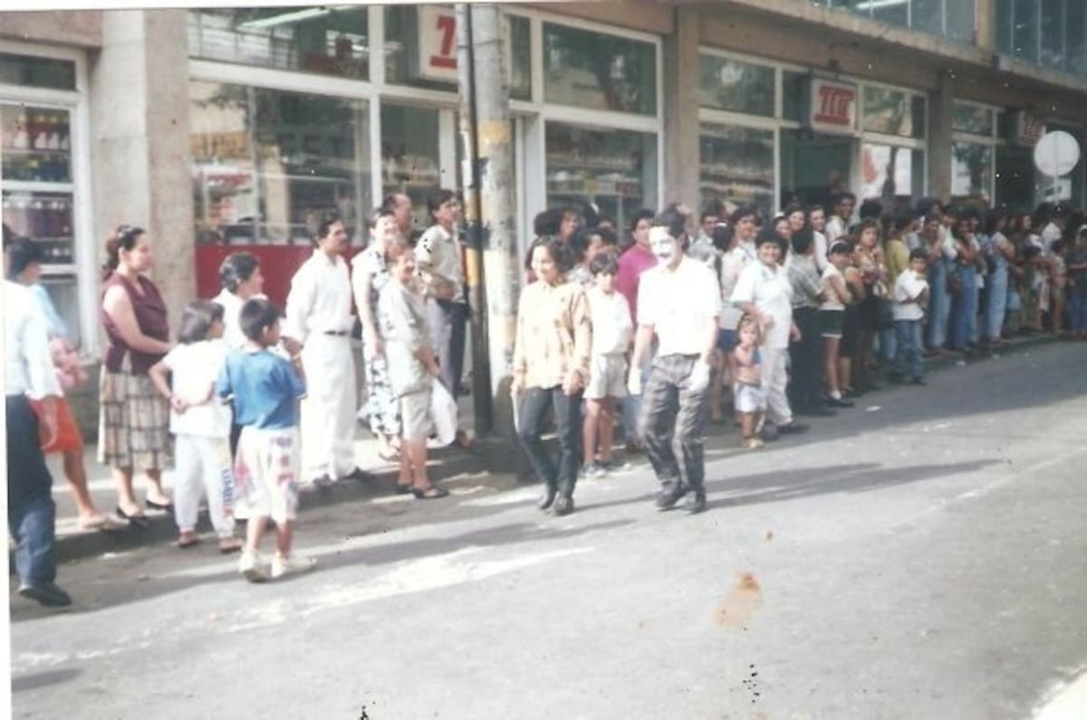 Aquí vemos al mimo Garo, en una de sus funciones callejeras, frente al otrora almacén TÍA. (Archivo/ VANGUARDIA)