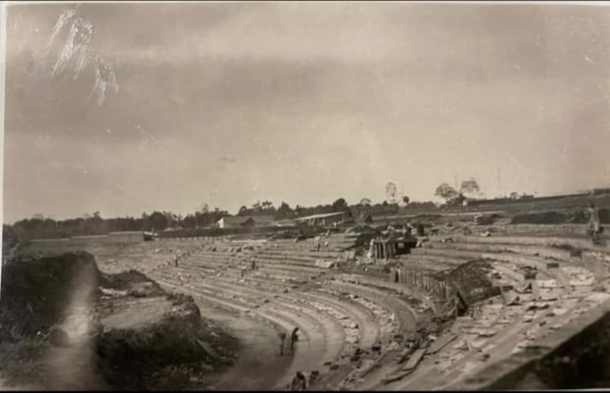 Viejo registro de la construcción del otrora estadio Alfonso López. (Archivo/VANGUARDIA)