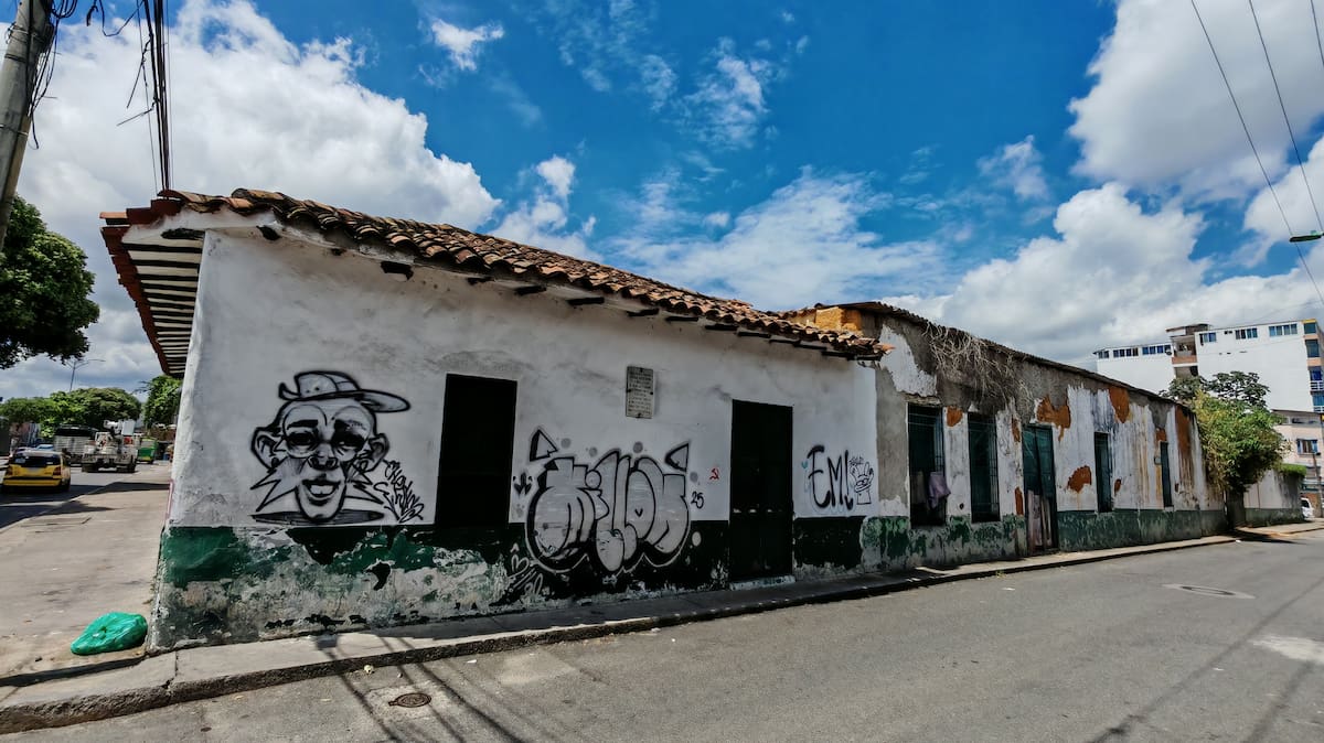 En la esquina de la carrera 9 con calle 35 sobrevive un fragmento esencial de Bucaramanga: la Casa Natal de Custodio García Rovira. Monumento Nacional y Bien de Interés Cultural. Ella es el último vestigio del hombre que ayudó a encender la libertad de la patria. (Foto: Marco Valencia / VANGUARDIA)