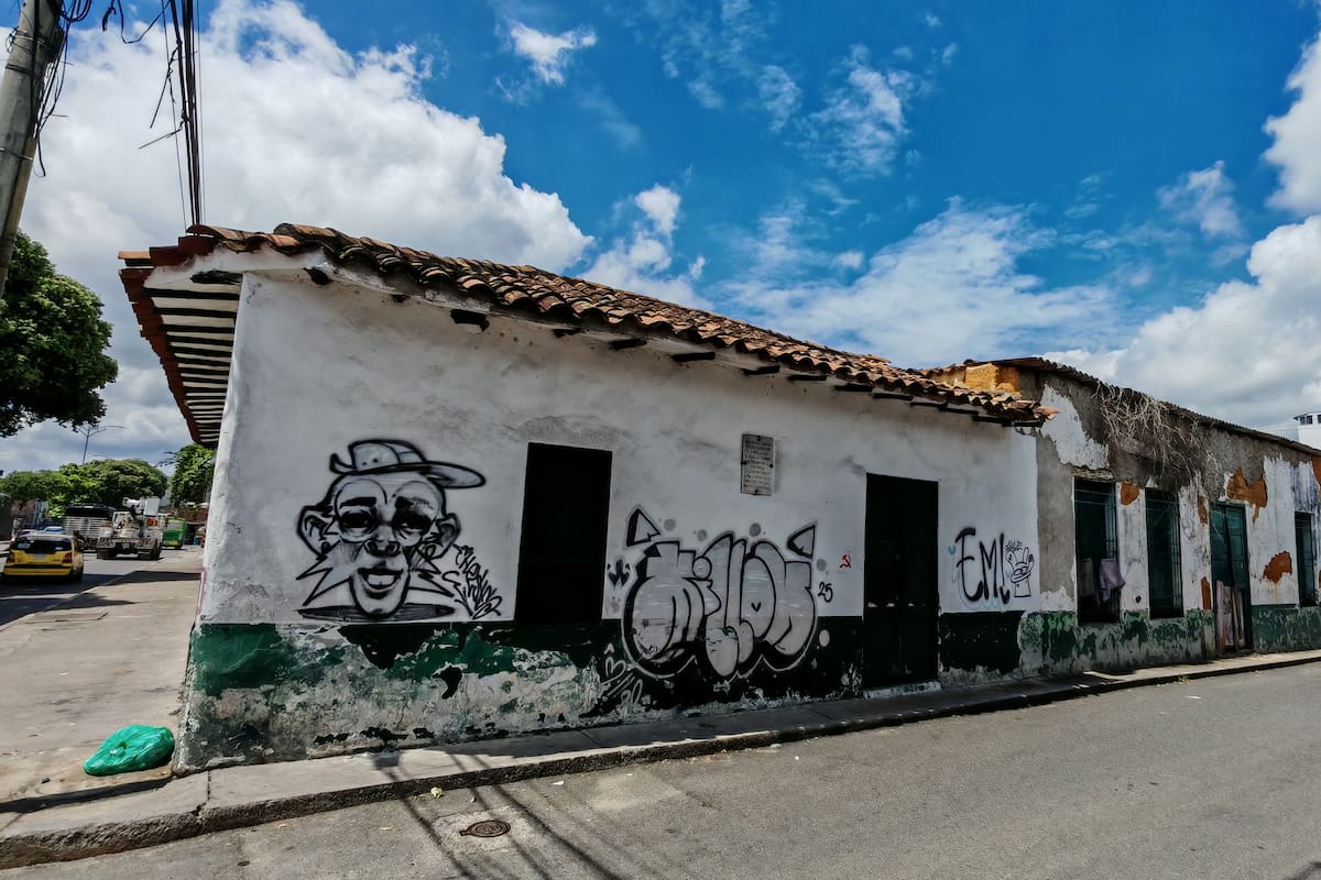 En la esquina de la carrera 9 con calle 35 sobrevive un fragmento esencial de Bucaramanga: la Casa Natal de Custodio García Rovira. Monumento Nacional y Bien de Interés Cultural. Ella es el último vestigio del hombre que ayudó a encender la libertad de la patria. (Foto: Marco Valencia / VANGUARDIA)