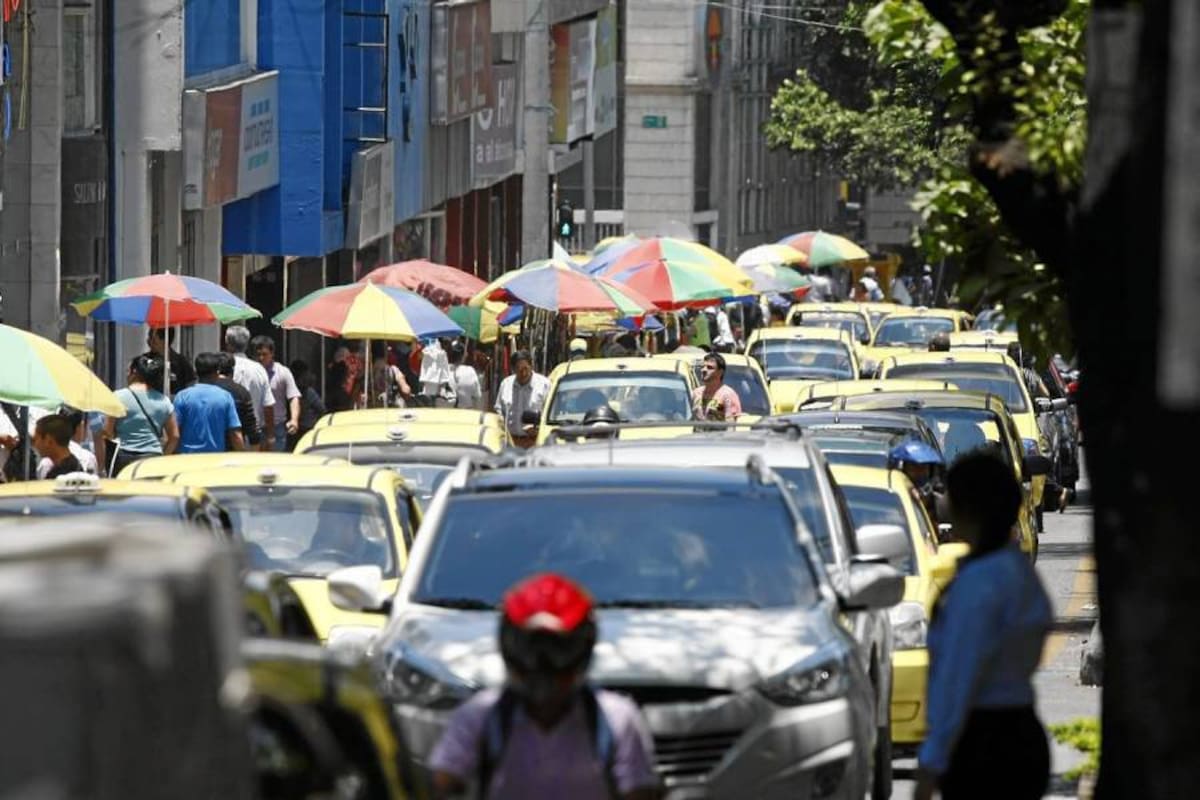 La calle 36 es una de las principales arterias viales de la ciudad en la que se generan constantes trancones en las horas pico, causados por las ventas ambulantes.