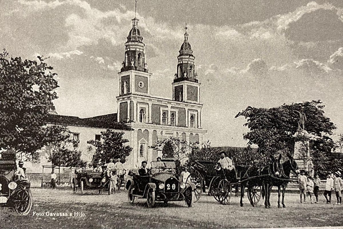 El transporte de la estatua que se ubica en el parque y del pedestal que consistía en 255 bultos y un peso de 13.203 kilos, desde Bocas del Rosario en el Río Magdalena, hasta las bodegas de Puerto Santos en el río Lebrija, incluyendo el bodegaje tuvo un costo de 103 pesos de oro. Foto de la Plaza de García Rovira. (Archivo / Gavassa / VANGUARDIA)