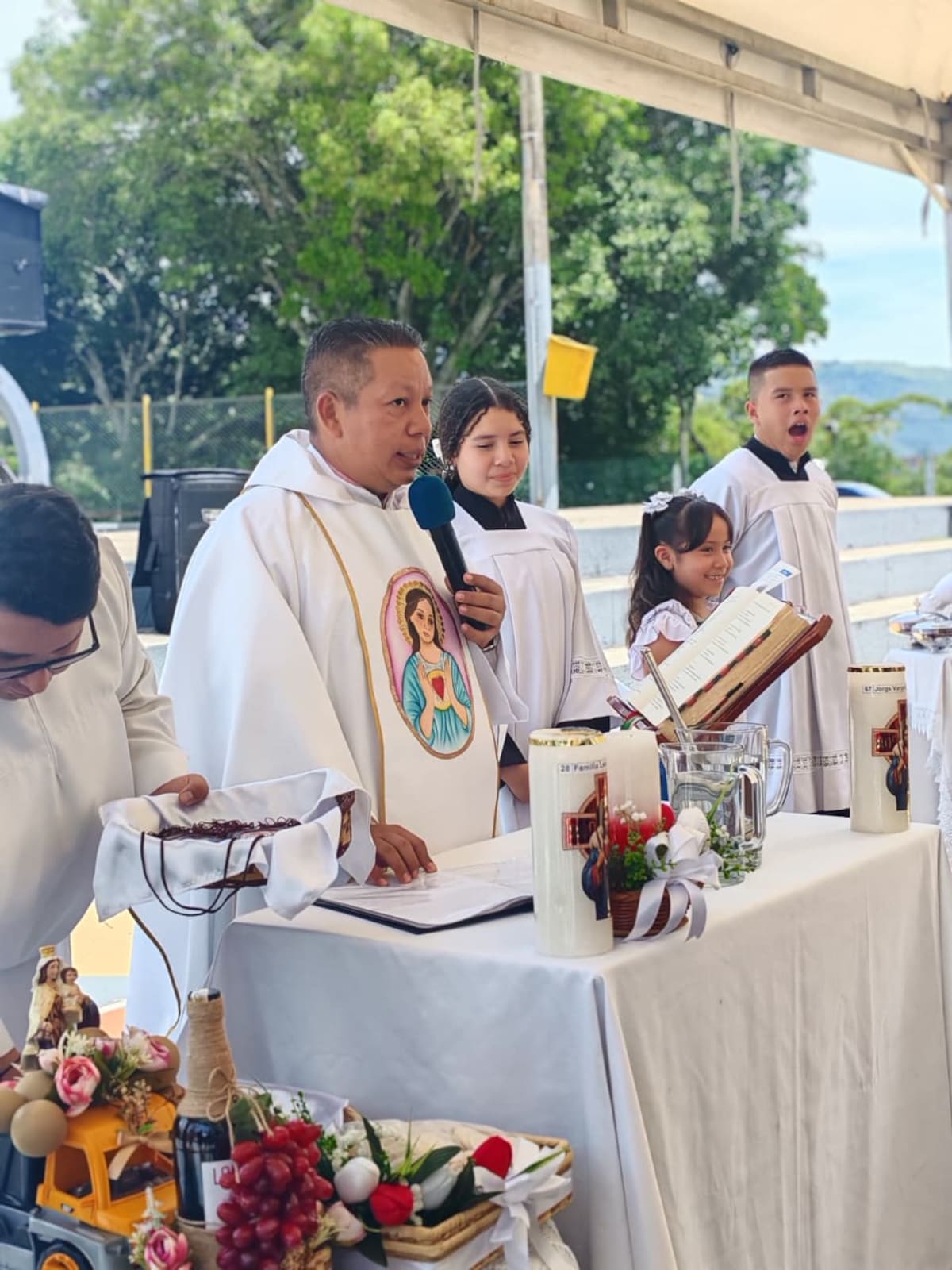 Se realizó una Sagrada Eucaristía 'a la intemperie', frente a la sede de la parroquia del barrio La Joya.