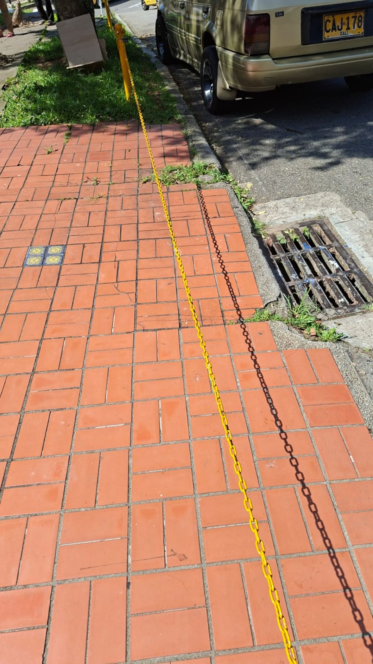 Ciudadano pide retirar estructura metálica instalada sobre el andén. (Foto suministrada por Gilberto Camargo / VANGUARDIA)