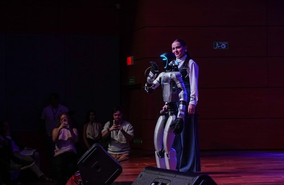 Humanoide ZUU, de la UDI, se presentó en FORUM. (Foto: Marco Valencia / VANGUARDIA)