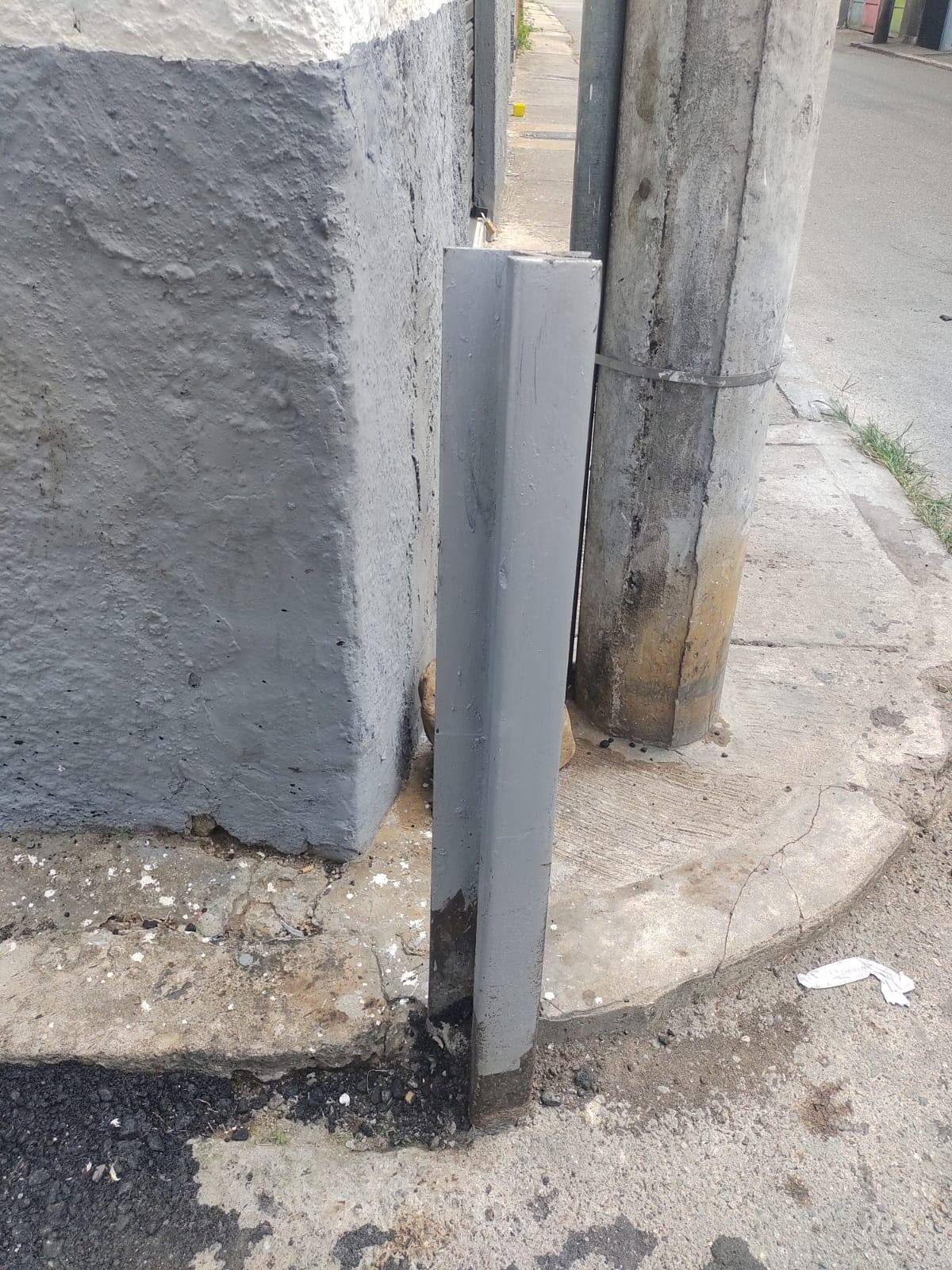 ¿Por dónde pasa el peatón? Foto tomada en el barrio Alfonso López, de Bucaramanga.