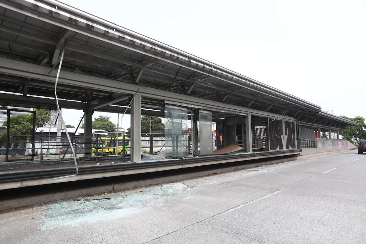 Sigue el desmantelamiento de la estación de Metrolínea de Provenza. (Foto: Jaime Moreno / VANGUARDIA)