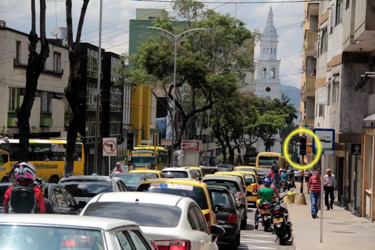 Los daños en los semáforos son frecuentes sobre la calle 36. (Foto: Marco Valencia / VANGUARDIA)
