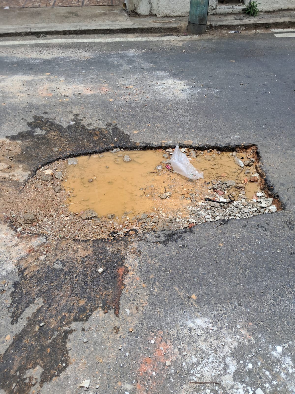 Tremendo hueco en la calle 35 del barrio Alfonso López. (Foto suministrada/VANGUARDIA)