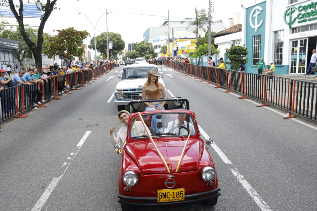 En plena carrera 27, Bucaramanga disfruta el paso de más de 200 autos clásicos que representan historia, tradición y recuerdos de varias generaciones. (Foto: Marco Valencia / VANGUARDIA)