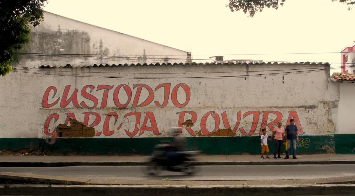 El paredón lateral de la Casa Natal de Custodio García Rovira, sobre la carrera 9 con calle 35, deja ver un evidente deterioro del predio. (Foto: Marco Valencia / VANGUARDIA)