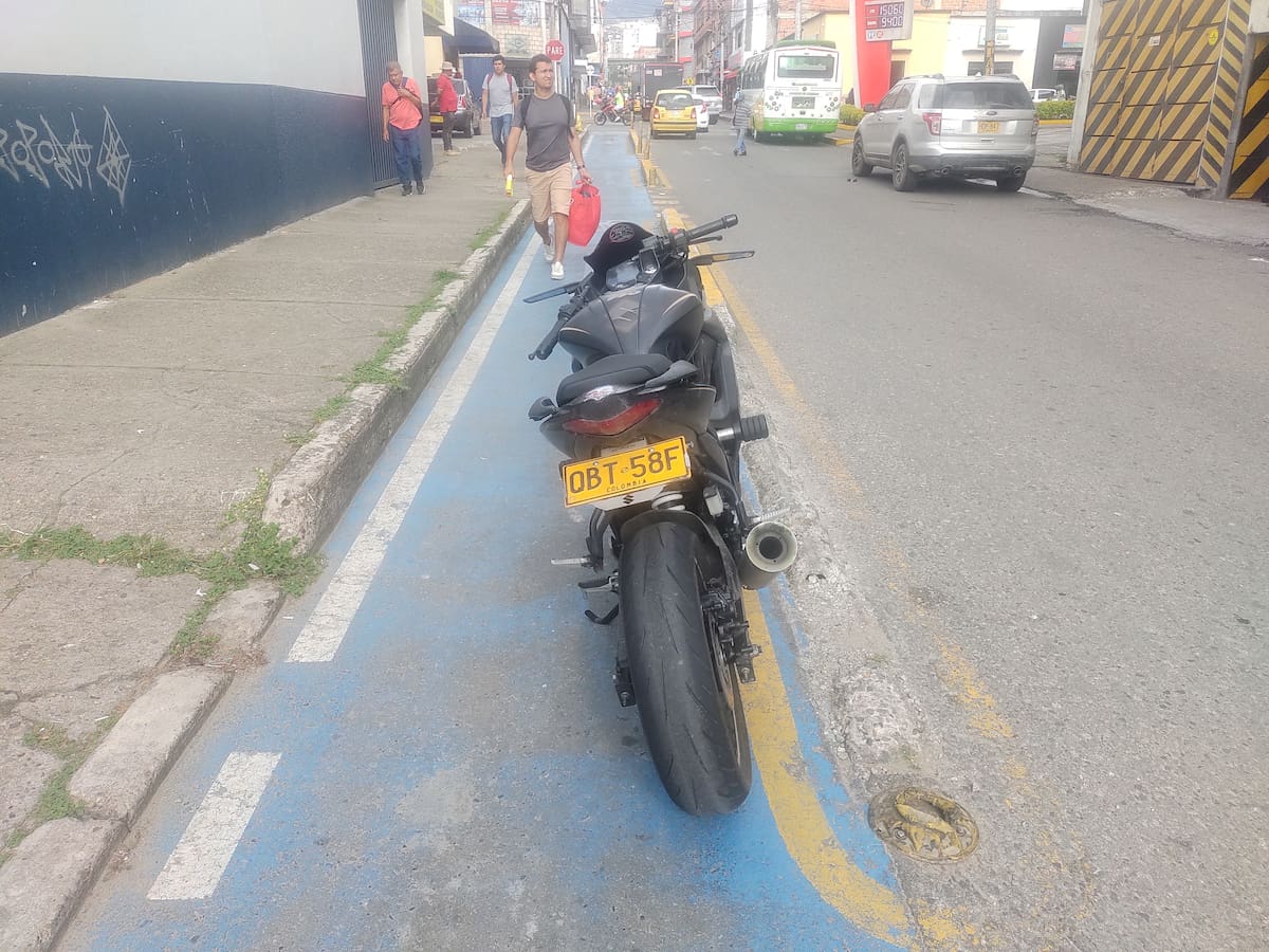 Las ciclorrutas ahora son estacionamientos de motocicletas de Bucaramanga. (Foto suministrada / VANGUARDIA)