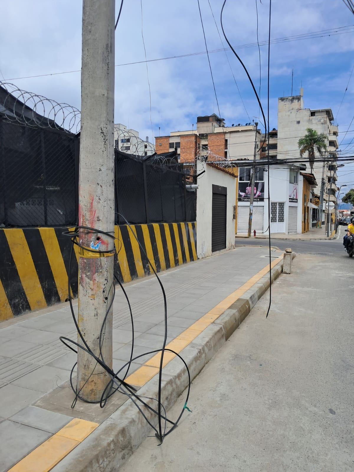 Temen una tragedia por cables colgantes en este sector céntrico de Bucaramanga: Carrera 12, entre calles 33 y 34. (Foto suministrada por Julio Alberto Zúñiga / VANGUARDIA)