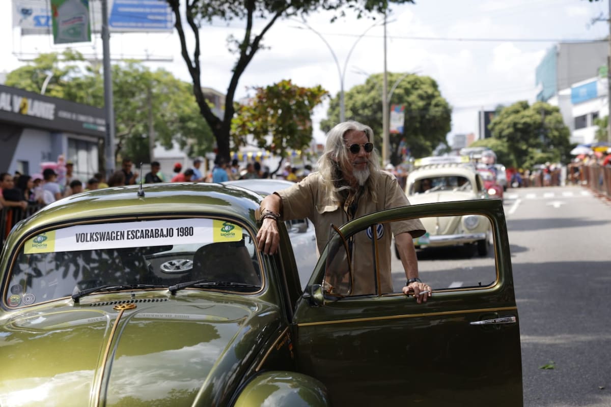 Verdaderas joyas sobre ruedas recorren Bucaramanga en un desfile que reúne historia, pasión automotriz y recuerdos familiares inolvidables. (Foto: Marco Valencia / VANGUARDIA)