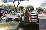 A esta hora, más de 200 carros clásicos desfilan por la carrera 27 de Bucaramanga