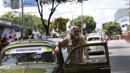 A esta hora, más de 200 carros clásicos desfilan por la carrera 27 de Bucaramanga