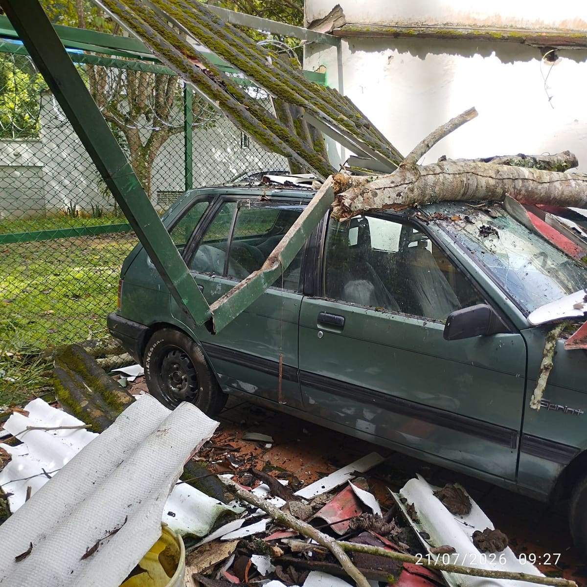 La caída genero estragos al interior de la vivienda. (Foto suministrada / VANGUARDIA)