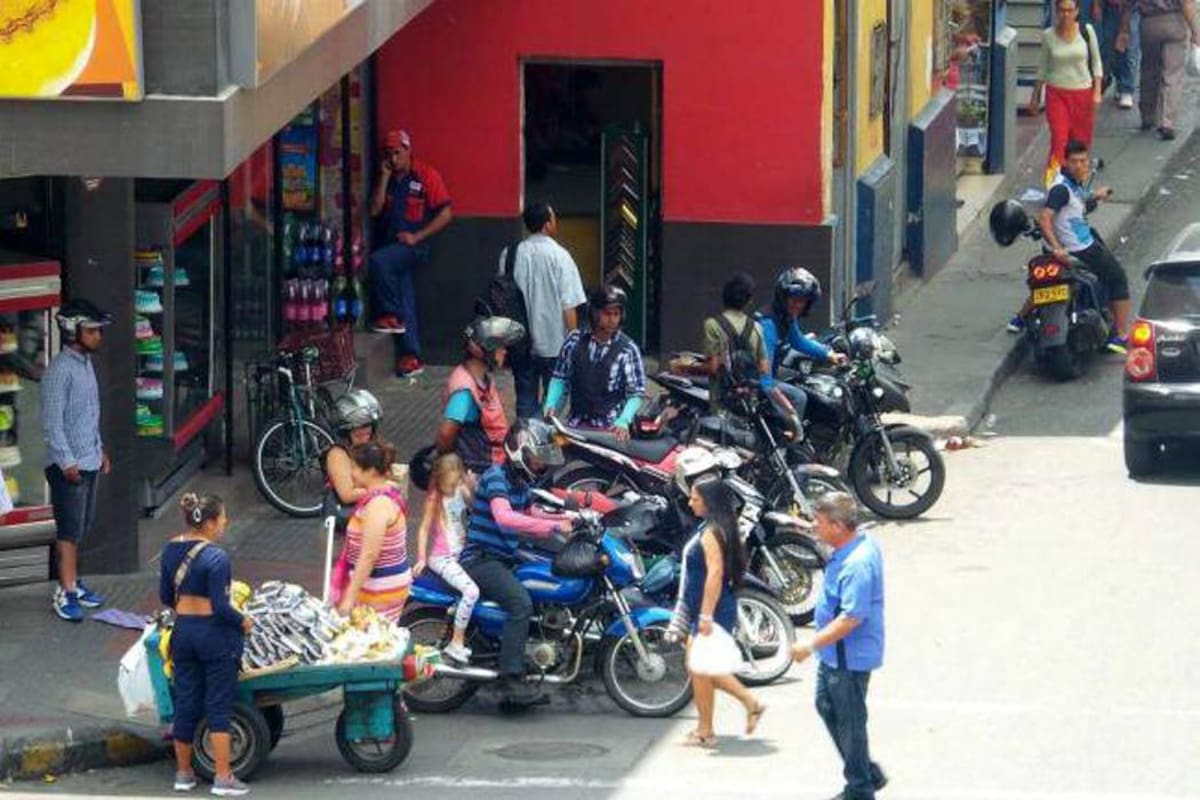 El transporte ‘pirata’ es una de las irregularidades que cometen los motociclistas en Bucaramanga.