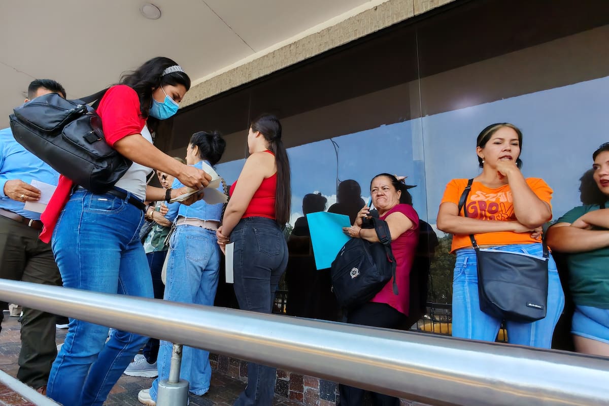 Los pacientes deben hacer largas filas para recibir sus medicinas y la aprobación de las citas médicas. (Foto: Marco Valencia / VANGUARDIA)