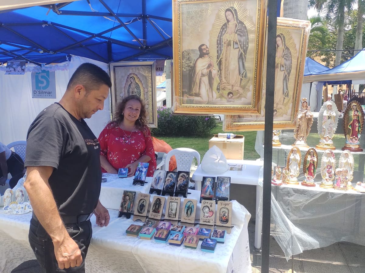 Muchas de las artesanías, a propósito de la Semana Mayor, tienen que ver con arte religioso, tal y como se aprecia en este punto de exhibición. (Foto: Euclides Kilô Ardila / VANGUARDIA)