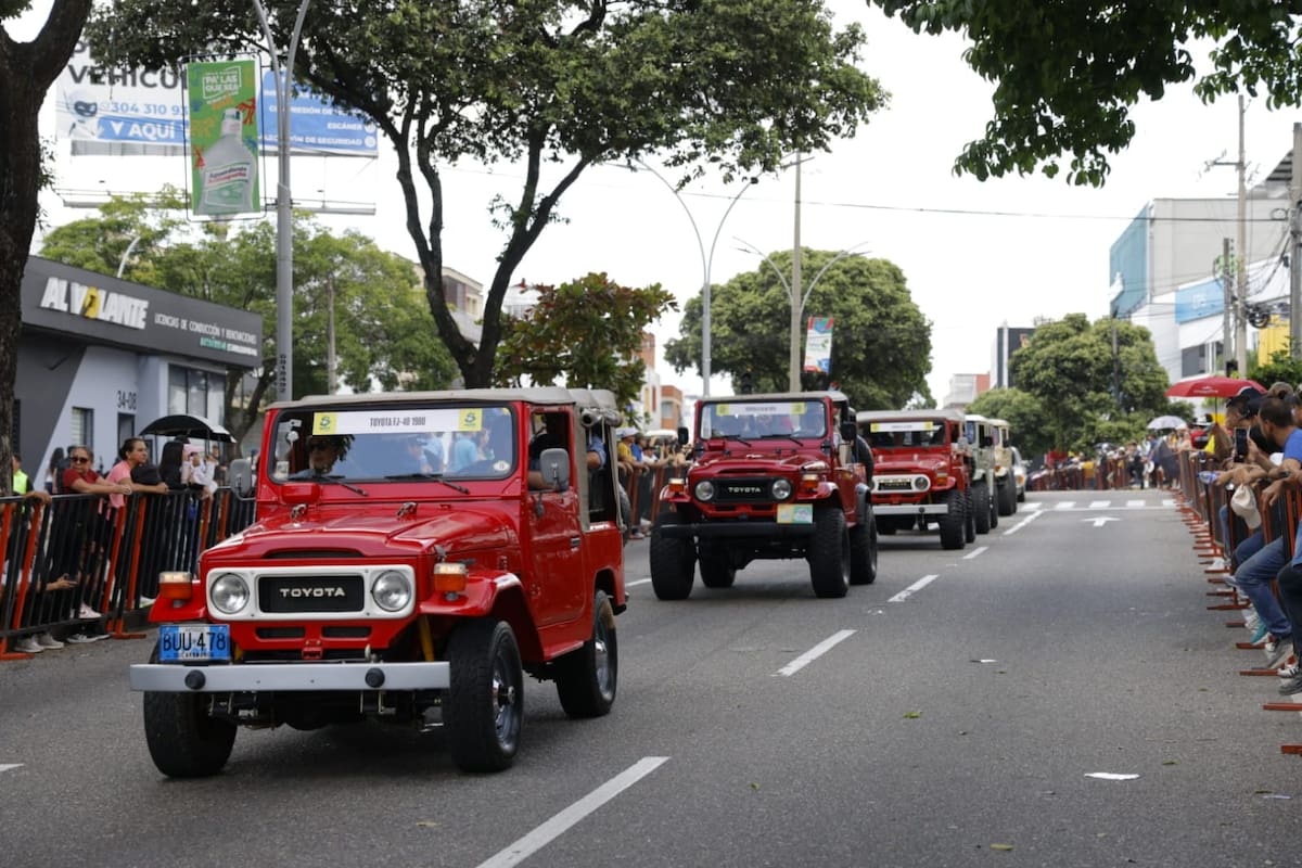 Porsche, Ferrari, Ford y Chevrolet desfilan a esta hora por Bucaramanga junto a más de 200 vehículos clásicos durante la Feria Bonita. (Foto: Marco Valencia / VANGUARDIA)