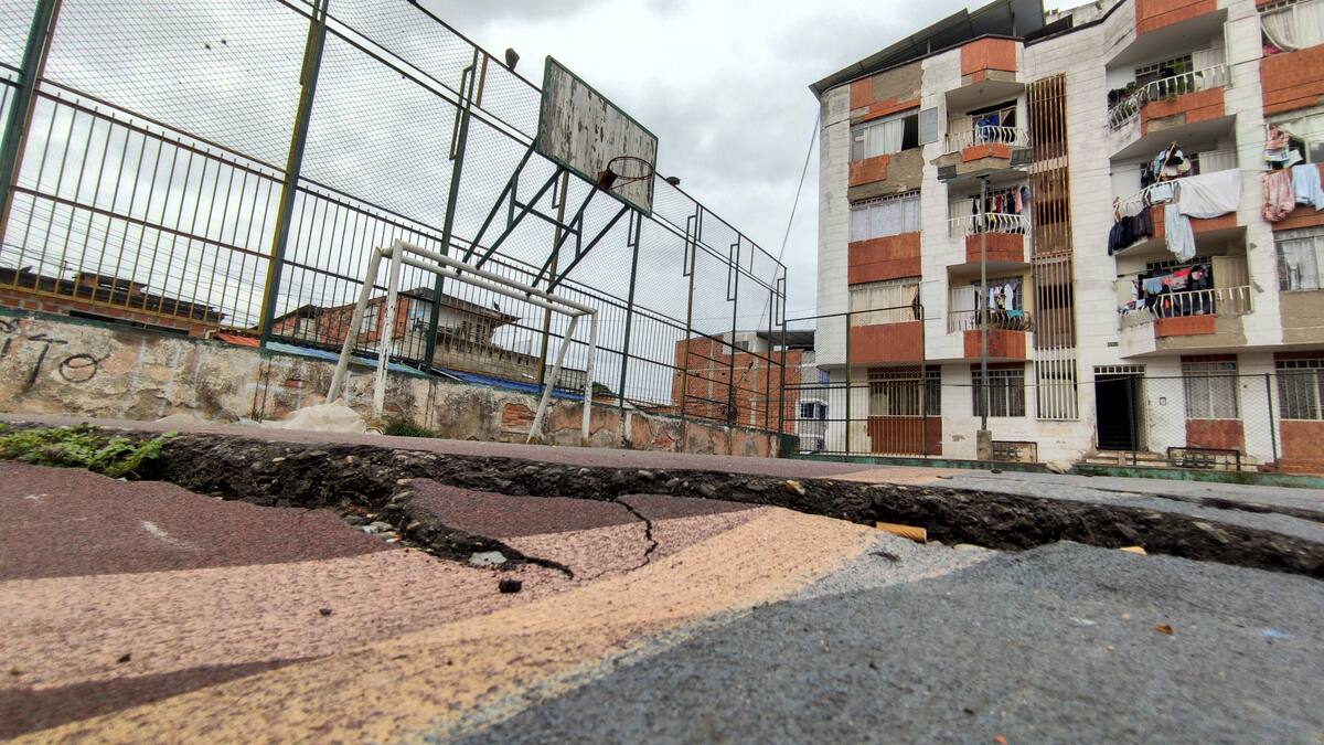 El piso se hunde, la malla está rota, los tableros de baloncesto lucen desvencijados y el óxido se ha apoderado de los arcos. En fin, el deterioro
del escenario deportivo ubicado en la entrada del barrio Santander es
lamentable. (Foto: Marco Valencia / VANGUARDIA)