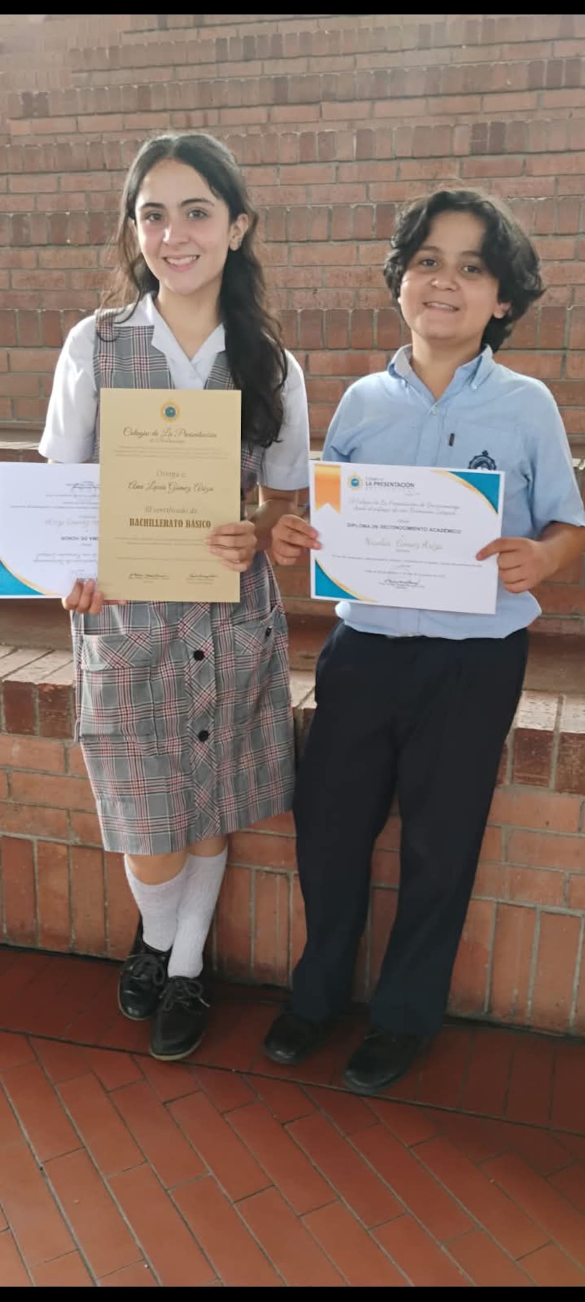Nicolás y su hermana Ana Lucía, ambos son estudiantes del Colegio de La Presentación.