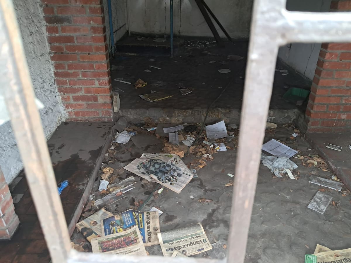 Casa abandonada en la carrera 9 con calle 34. (Foto suministrada por Javier Aceros / VANGUARDIA)