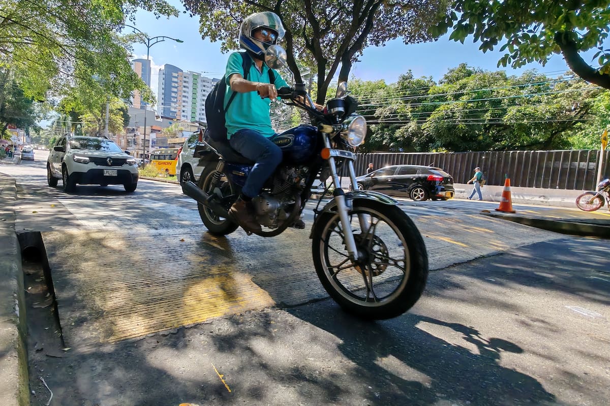 ¿Son seguros los "policías acostados"? Fatal accidente reaviva la discusión en Floridablanca. (Foto: Marco Valencia / VANGUARDIA)