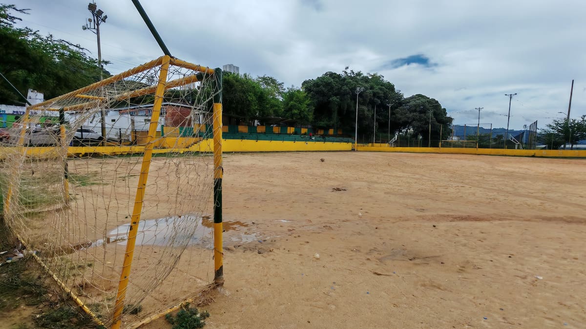 Ciudad Norte, cancha 'Bombonera': este popular escenario se encuentra en pésimo estado. (Foto: Marco Valencia / VANGUARDIA)
