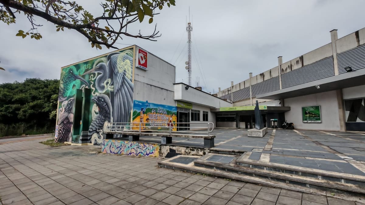 La estación de Metrolínea, en Provenza, no se encuentra en las mejores condiciones. Incluso es un sitio peligroso para la comunidad. (Foto: Marco Valencia / VANGUARDIA)
