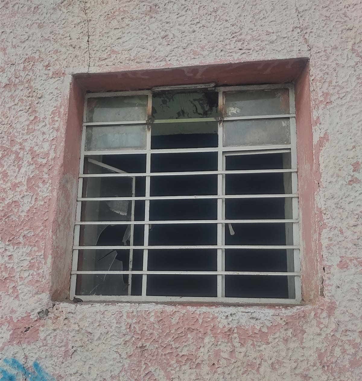 La teoría de la 'ventana rota' en el barrio Alfonso López, de Bucaramanga, inspira la fotodenuncia de hoy en la sección del 'Defensor de la Comunidad'. (Foto suministrada / VANGUARDIA)