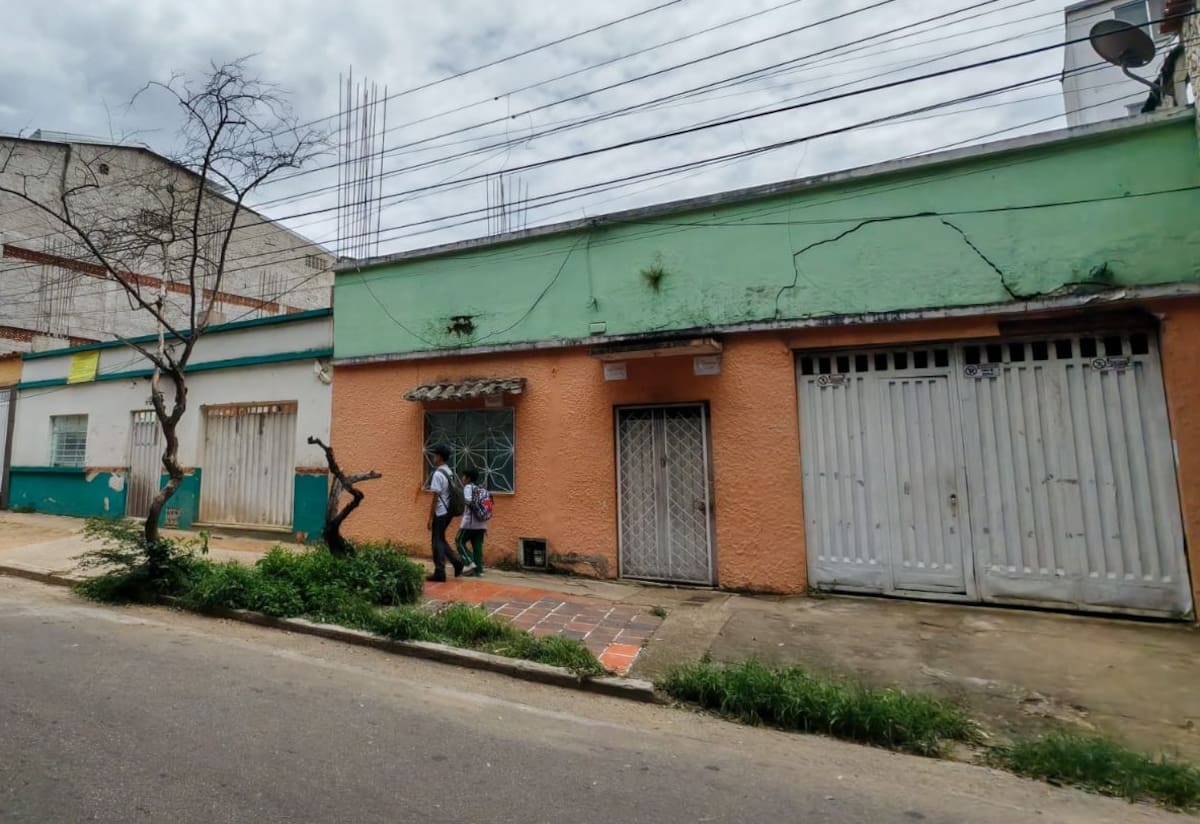 Las fachadas de algunas casas tienen grietas. Lo peor es que, por estos lados, pasan muchos estudiantes. (Foto: Marco Valencia / VANGUARDIA)